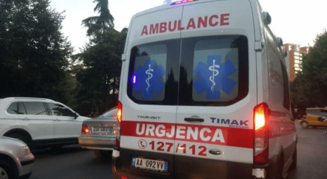 Makina përplas motorin në Korçë, plagoset një person