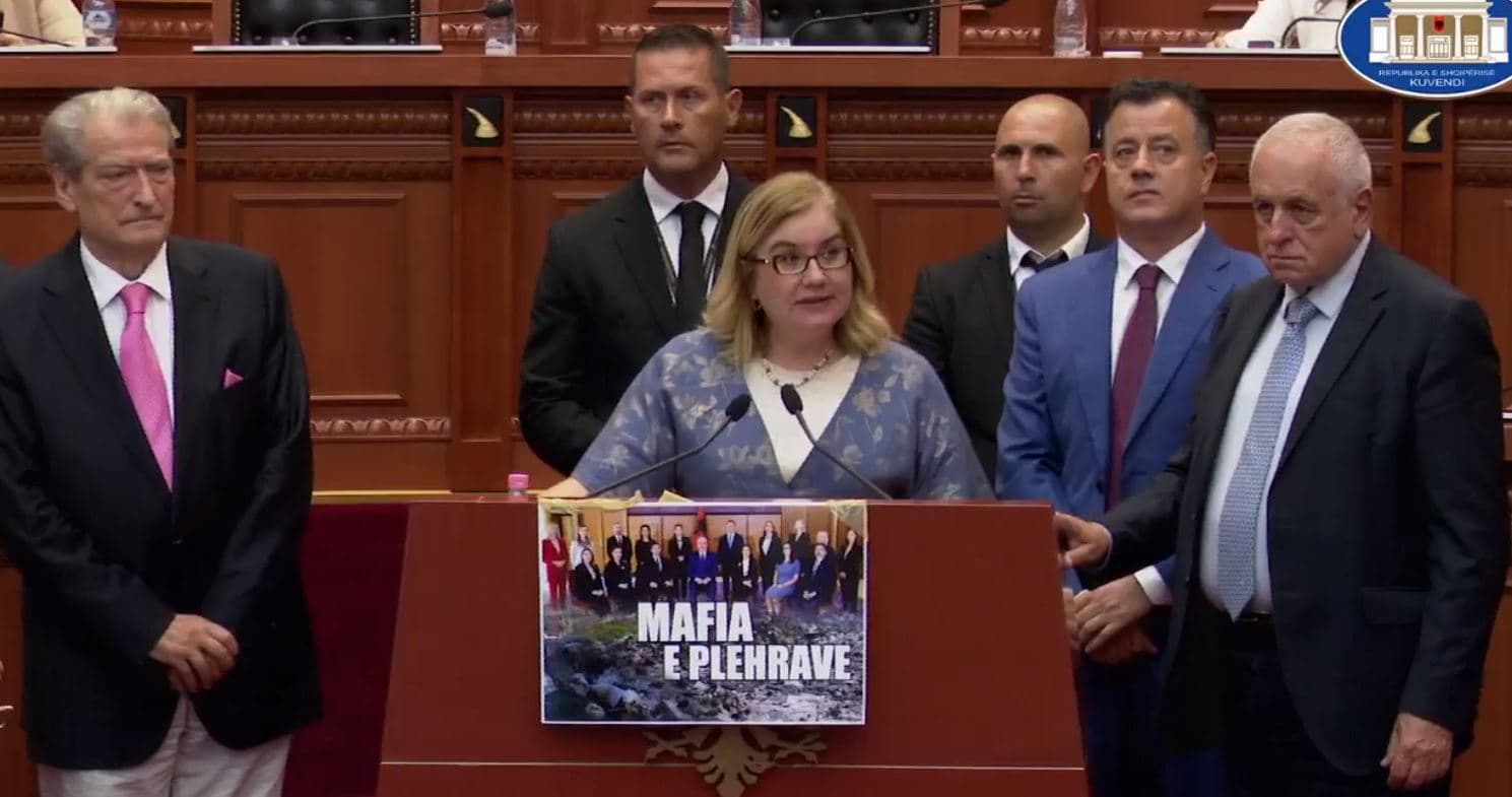 Deputetët e opozitës mblidhen pranë foltores: Studentët e mjekësisë kanë kërkuar të dëgjohen në Kuvend, s'kanë marrë përgjigje