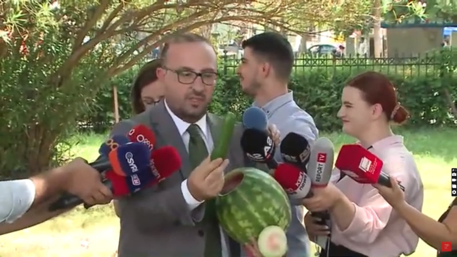 Korreshi shkon në parlament me shalqi bosh dhe kastravec brenda: Kjo u ngeli fermerëve, fondet i hëngri ministria dhe AZHBR
