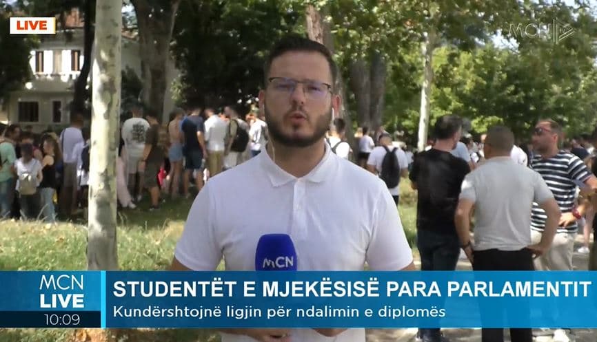 Studentët e Mjekësisë protestojnë para parlamentit: Anuloni projektligjin (VIDEO)
