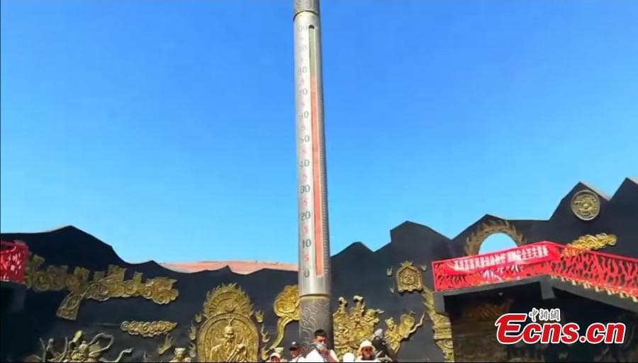 Termometri arrin 80 gradë Celsius, turistët kinezë vërshojnë në 'Malet e flakta'