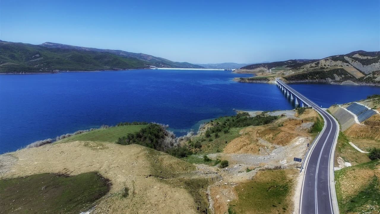 Mbyten në liqenin e Gramshit, babai me dy djemtë dhe kushëriri i tyre