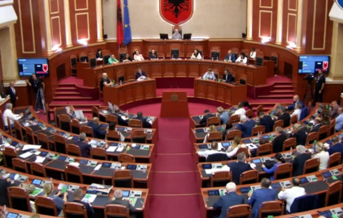 Seancë maratonë/ Kuvendi miraton pr.ligjet për studentët e Mjekësisë, legalizimin e kanabisit dhe Akademinë e Shkencave