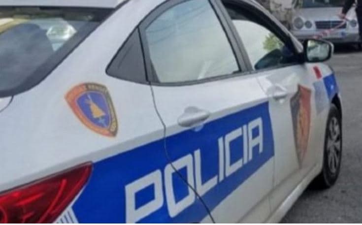 Ishte shpallur në kërkim pasi tentoi të ndihmonte emigrantët nga vendet e treta që të kalonin ilegalisht kufirin, arrestohet 22-vjeçari