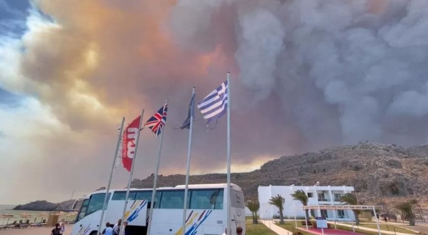 Vijon përhapja e zjarreve në Greqi, mijëra njerëz largohen nga shtëpitë dhe hotelet në Rodos