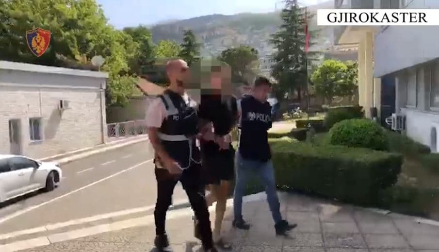 Arrestohet 35-vjeçari sllovak, tentoi të kalojë armë dhe drogë me automjet nga Shqipëria drejt Greqisë