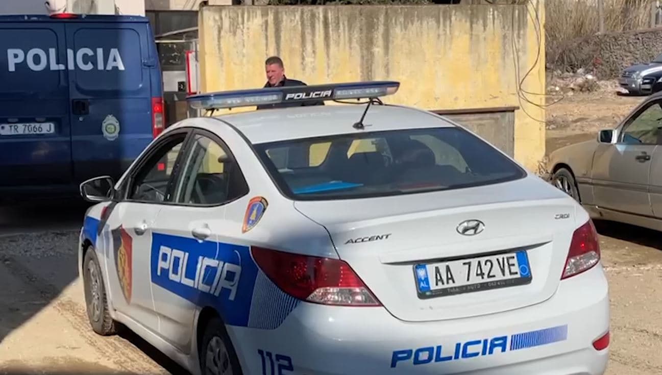 Emrat/ Plagoset me armë zjarri i riu në Shijak, shpallet në kërkim 18-vjeçari
