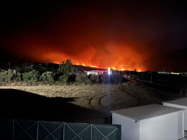 Zjarri në Rodos të Greqisë del nga kontrolli, zjarrfikësit “luftë” për ta frenuar (VIDEO)