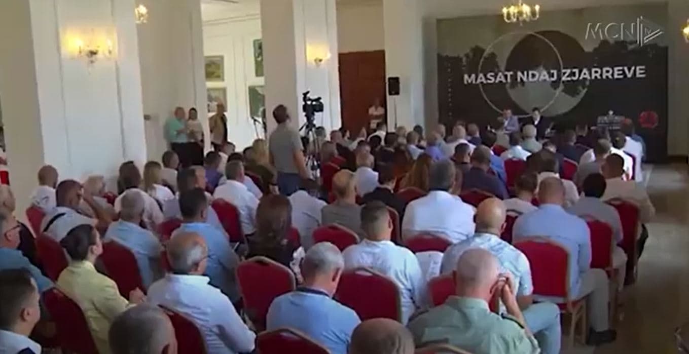 Zjarret/ Peleshi kritika bashkive: Kërkojnë ndihmë kur flakët shkojnë në qiell (VIDEO)