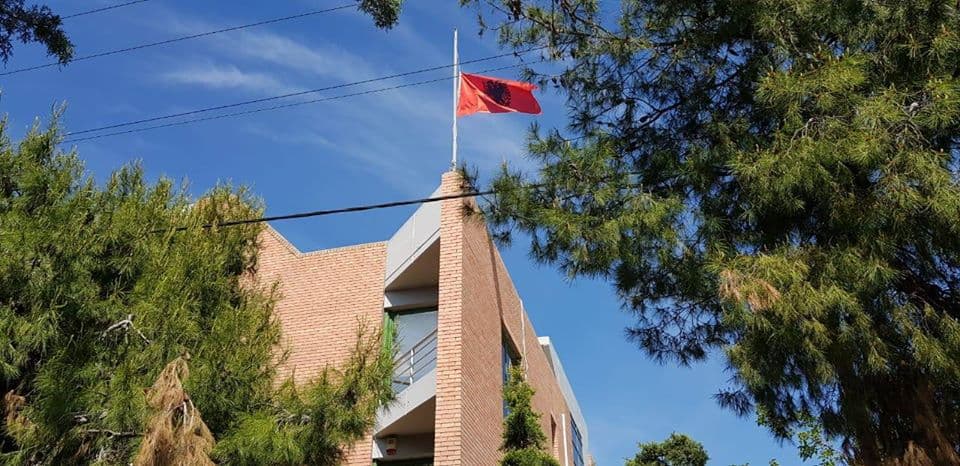 Zjarret në Greqi, Ambasada shqiptare thirrje qytetarëve: Numrat ku mund të kërkoni ndihmë