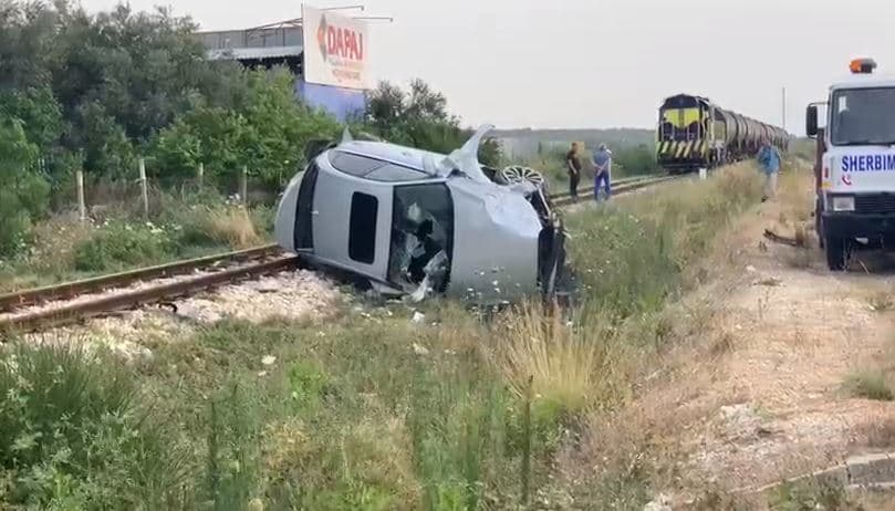 Aksident në Vlorë/ Makina del nga rruga, raportohet për të plagosur