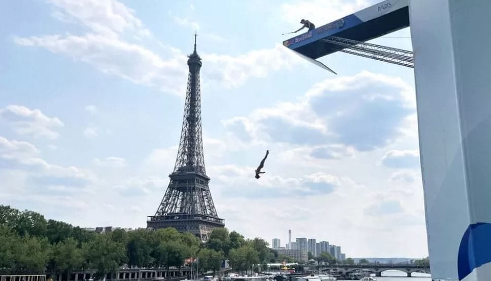 Parisi rikthen notin në Senë pas 100 vitesh