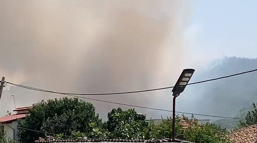 Zjarri në Peshtan të Fierit, banorët deklarojnë se prej ditësh kanë dëgjuar shpërthime fishekësh. Në rrugë është gjetur mucion luftarak