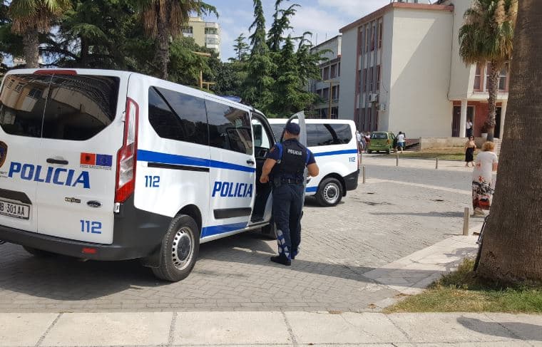I hoqën lirinë katër pushuesve kosovarë  me pretendimin se nuk kishin kryer pagesën për akomodimin, arrestohen 2 persona në Durrës