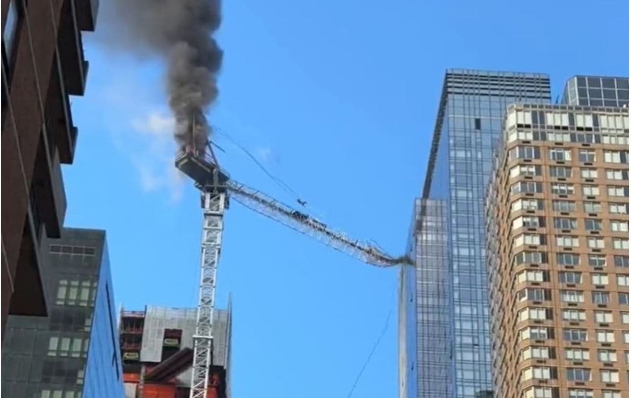 Momente terrori në New York nga shembja vinçit, digjet një ndërtesë (VIDEO)