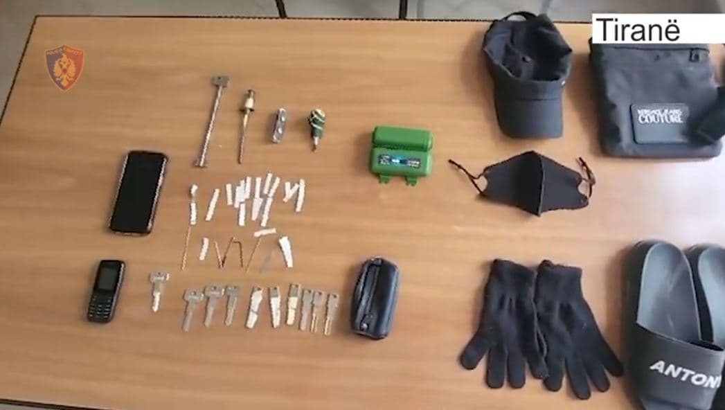 Vidhnin banesa në Tiranë duke përdorur çelësa të klonuar, një në pranga, një tjetër në kërkim 
