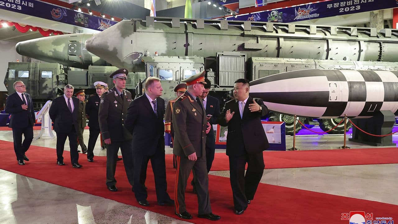 SHBA: Ministri rus i mbrojtjes kërkon armë në Korenë e Veriut
