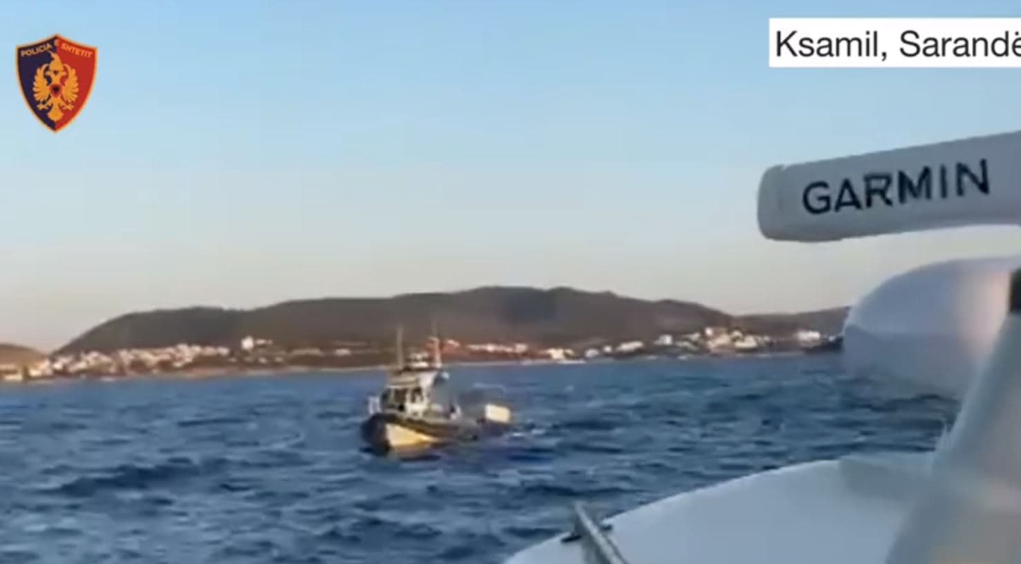 Rrezikoi jetën e plazhistëve pasi shkeli perimetrin e sigurisë, bllokohet mjeti lundrues skaf pa dokumentacion
