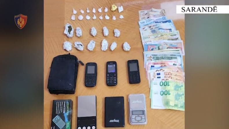 Shpërndante kokainë dhe kanabis në Ksamil, pranga të dyshuarit dhe një vajze për moskallëzim 