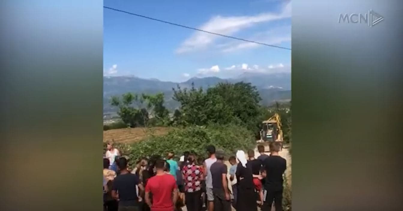 “Japim jetën por jo ujin”, banorët e Kërçishtit bllokojnë punimet për ujësjellësin e Maqellarës (VIDEO)