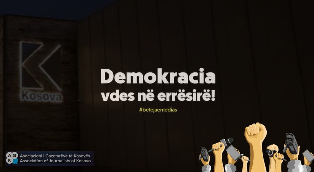Pezullimi i punës së Tv Klan Kosova/ Me moton “Demokracia vdes në errësirë” gazetarët protestojnë në Prishtinë