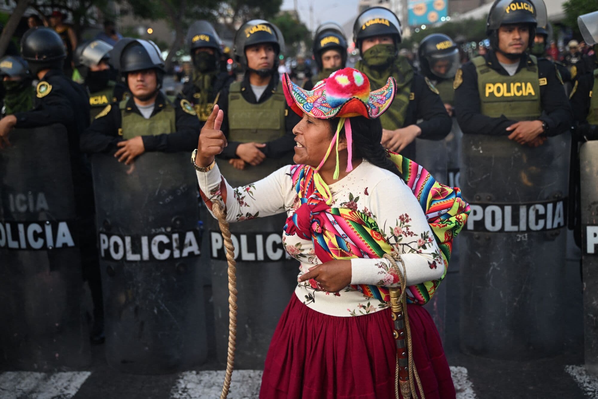Protestë antiqeveritare në Peru, gratë indigjene përleshen me policinë