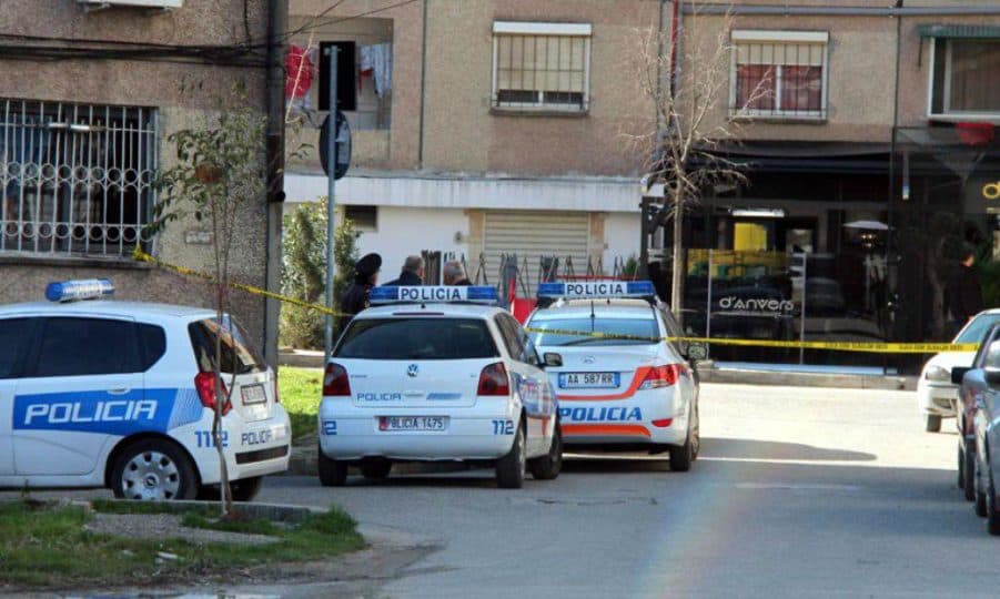 Goditi me thikë dy vëllezërit, arrestohet në flagrancë 20-vjeçari
