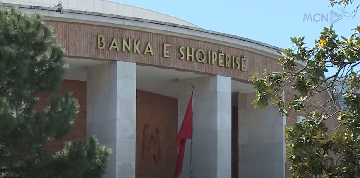Thellohet rënia e euros. Eksperti: Faji i qeverisë, barra po bie mbi konsumatorët