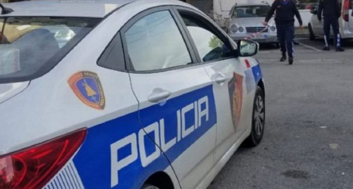 Drejtonte makinën i dehur dhe shkakton aksident, arrestohet polici në Korçë