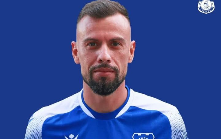 Teuta njofton largimin e mesfushorit Vila