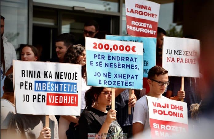 Të rinjtë e PDK-së protestojnë para MINT: “Rinia largohet, Rozeta pasurohet”