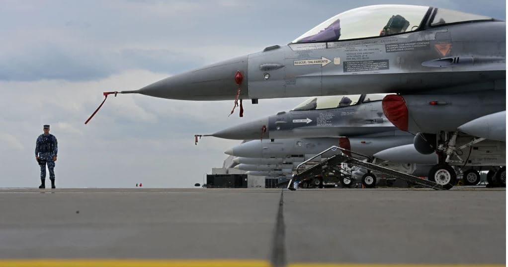 Pilotët ukrainas do të fillojnë stërvitjen këtë muaj për avionët luftarakë F-16