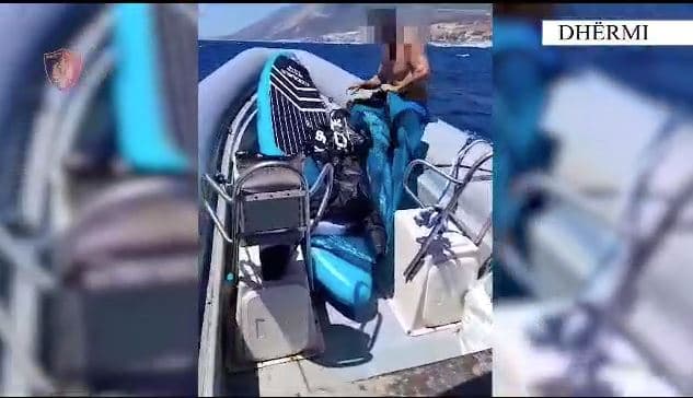 Rrezikuan të mbyteshin në det/ Policia Kufitare ndihmon katër pushuesit në Vlorë e Dhërmi 