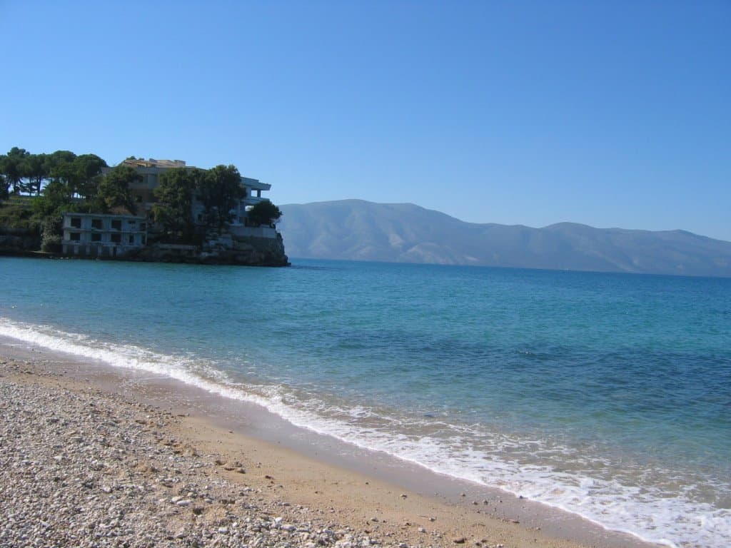Futet për tu larë në det, humb jetën pushuesi serb në Vlorë
