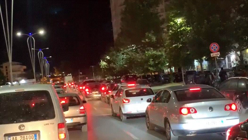 Trafik i rënduar në rrugët e Vlorës
