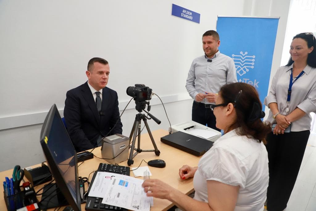 Balla aplikon te “IdentiTek” për rinovimin e pasaportës/ Çfarë ndodh me ata që kanë blerë kuponët e vjetër me logon e ish-koncesionarit
