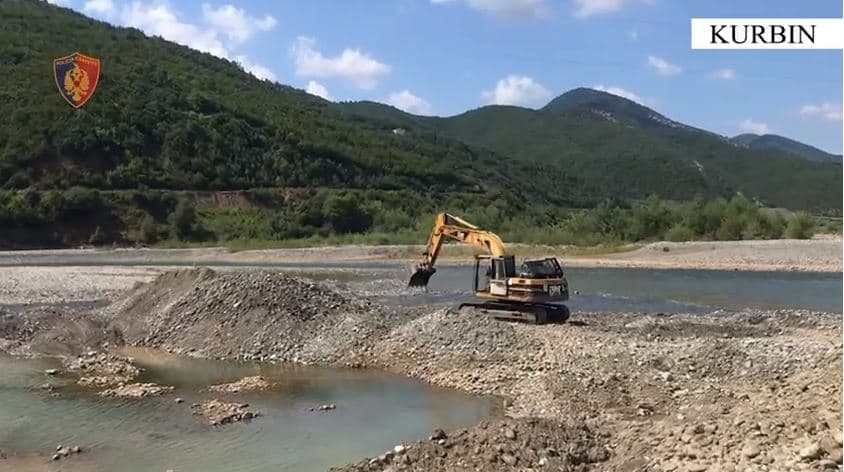 Në mënyrë të kundërligjshme nxirrnin inerte nga lumi Mat/ Dy të arrestuar, në kërkim pronarët e subjekteve 