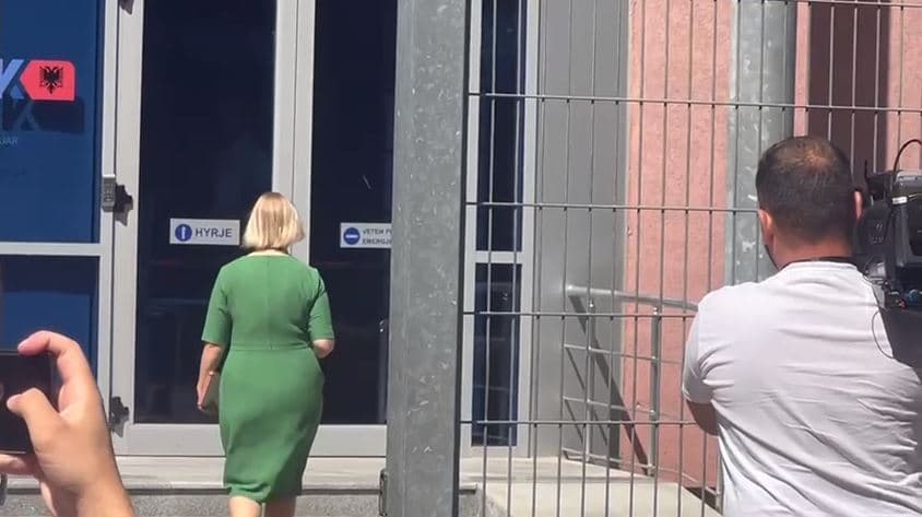 Video/ Anila Denaj paraqitet në SPAK, do të pyetet për koncesionin e sterilizimit