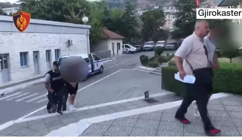 Emrat/ Kapen ‘mat’ duke transportuar emigrantë të paligjshëm, tre të arrestuar në Gjirokastër