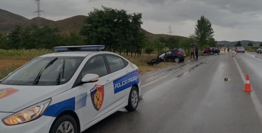 Përplasen dy makina në Korçë-Pogradec, 3 të plagosur