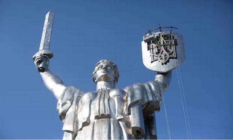 Kiev, Ukraina zëvendëson simbolin sovjetik në monumentin e atdheut 