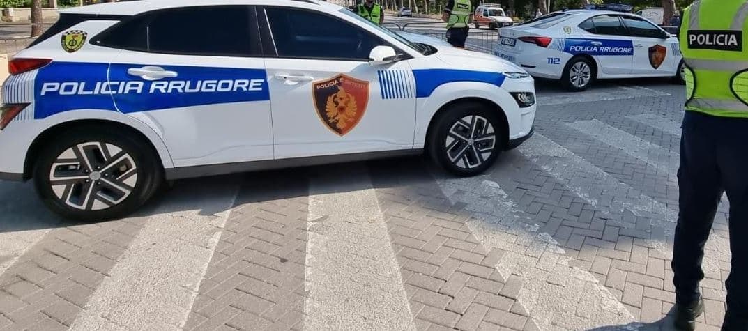 Aksidentohet makina në Rrugën e Arbrit, 4 të plagosur. Mjeti del nga rruga në Shkopet, dëmtohen 2 persona