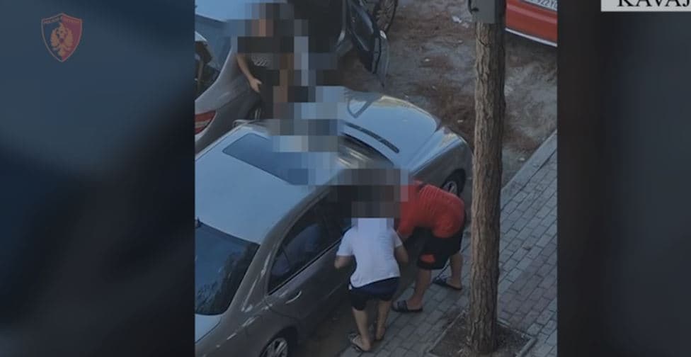 Golem, dy persona kapen në flagrancë duke vjedhur një makinë