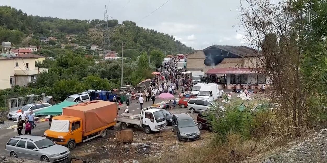 Pazar si në Mesjetë në Milot/ Produktet shiten mes pluhurit dhe baltës