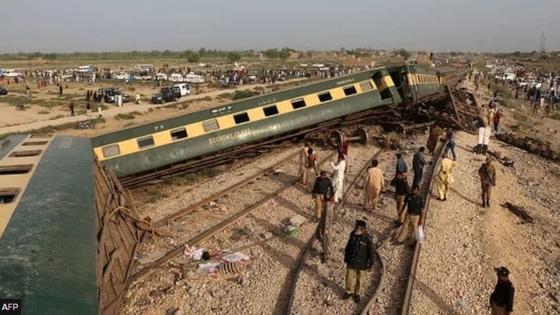Treni i pasagjerëve del nga shinat, 30 të vdekur në Pakistan 