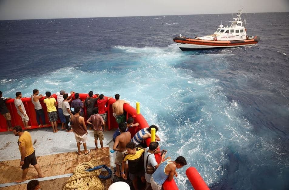 Dy të vdekur dhe 30 të zhdukur pas mbytjes së anijes me emigrantë pranë Lampedusas 