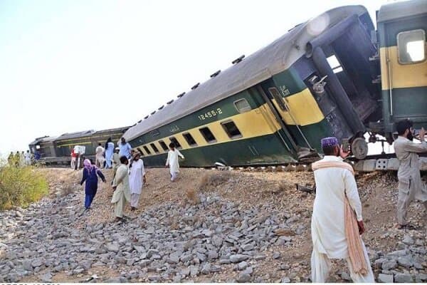 Treni del nga shinat në Pakistan, 15 të vdekur dhe 50 të plagosur