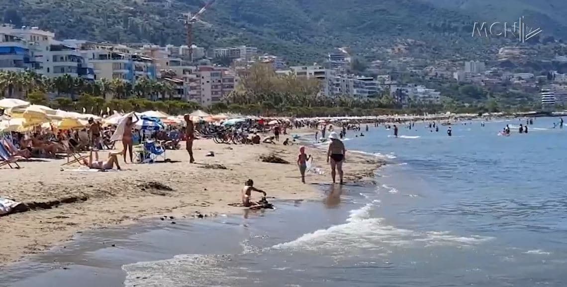 Çmimet e larta shqetësojnë turistët në Vlorë/ Pushuesit: I rrisin për sezonin, as mbetjet nuk i pastrojnë