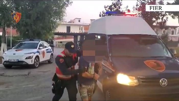 Lëvizte i dehur me kallashnikov gati për qitje, në pranga 40-vjeçari