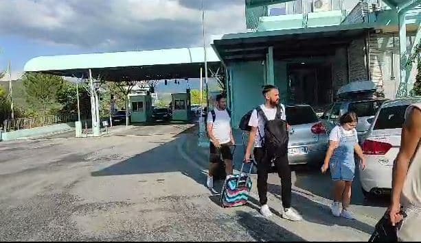 4 kilometra radhë në Kakavijë, ankohen udhëtarët: Çdo vit e njëjta situatë